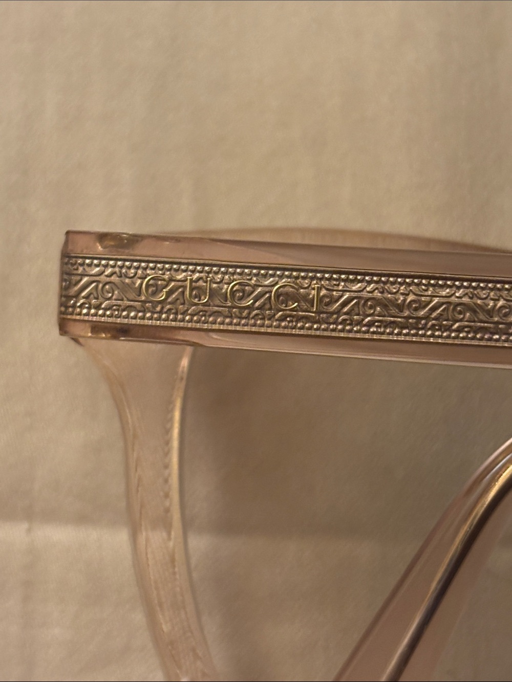 Gucci Glasses with Peach & Gold Detail. So Sexy Gucci Insignia 🙌🏻🙌🏻🙌🏻